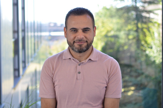 Foto von Hussam Al Khalaf im Gebäude SSC an der Ruhr Universität Bochum
