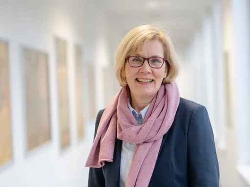 Photo of Monika Sprung in the university administration building at Ruhr University Bochum