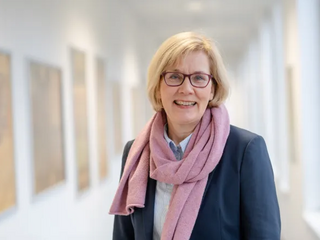 Foto von Monika Sprung im Universitätsverwaltungsgebäude an der Ruhr Universität Bochum