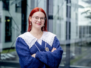 Foto von Anastasiia Sliusar vor dem SSC Gebäude an der Ruhr Universität Bochum