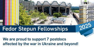 Werbegrafik für die Fedor Stepún Fellowships 2025 an der Ruhr-Universität Bochum. Im Hintergrund sind Universitätsgebäude und das Audimax zu sehen. Der Text lautet: ‚Fedor Stepun Fellowships 2025 – We are proud to support 7 postdocs affected by the war in Ukraine and beyond!‘. Logos der RUB Research School, UA Ruhr Liaison Office Eastern Europe and Central Asia, Zimin Foundation und Osteuropa Kolleg NRW sind abgebildet.